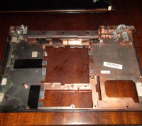 Разборка ноутбука Acer E528.
Остатки, есть:
нижняя часть корпуса (дно, корыто). . фото 2