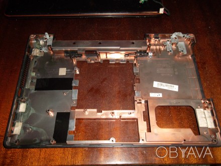 Разборка ноутбука Acer E528.
Остатки, есть:
нижняя часть корпуса (дно, корыто). . фото 1