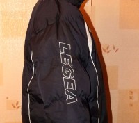 Состав ткани -100% полиэстер.
Куртка торговой марки LEGEA подходит для досуга,с. . фото 4