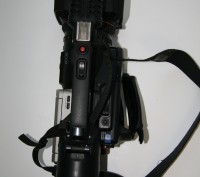 Panasonic AG-DVX100

Модель относится к профессиональному типу видеокамер. Уст. . фото 6
