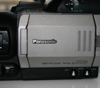Panasonic AG-DVX100

Модель относится к профессиональному типу видеокамер. Уст. . фото 4