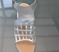 Vicini by Giuseppe Zanotti Strappy Leather Heels Size 10 US / 40 EU

Retail pr. . фото 4