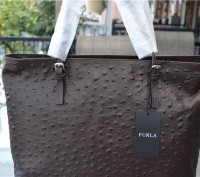 Furla coffee ostrich embossed leather d-light medium 'New Shopper' tote
Retails. . фото 4