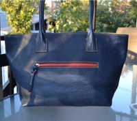 DOONEY BOURKE NAVY FLORENTINE LEATHER SMALL RUSSEL TOTE BAG
Retail $328.00

П. . фото 3