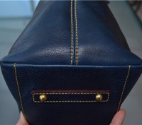 DOONEY BOURKE NAVY FLORENTINE LEATHER SMALL RUSSEL TOTE BAG
Retail $328.00

П. . фото 11