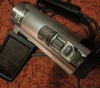 Продам видеокамеру Sony DCR-SX65E 
без зарядки.с зарядкой плюс 100 гр.его можно. . фото 5
