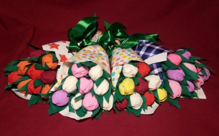 Тюльпаны из гофр.бумаги (с конфетами) для любого события .
Цвет и размер букета. . фото 2