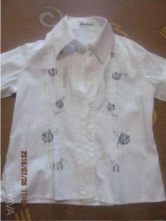 Рубашка на девочку в школу, спереди рисунок-розочки, можно носить и на выкат, и . . фото 1