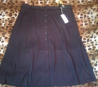 Чисто черная юбка на подкладке,спереди декоративные пуговицы,небольшой разрез с . . фото 2