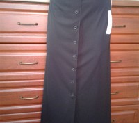 Чисто черная юбка на подкладке,спереди декоративные пуговицы,небольшой разрез с . . фото 5