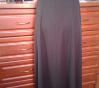 Чисто черная юбка на подкладке,спереди декоративные пуговицы,небольшой разрез с . . фото 6