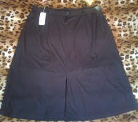 Чисто черная юбка на подкладке,спереди декоративные пуговицы,небольшой разрез с . . фото 4