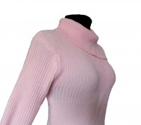 Продаю теплый свитер розового цвета с оригинальным воротником и пояском.
Длина . . фото 3