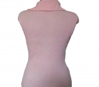 Продаю теплый свитер розового цвета с оригинальным воротником и пояском.
Длина . . фото 4