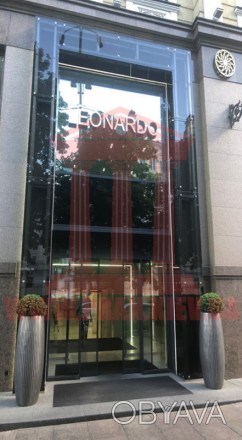 Фасадное помещение в бизнес-центре «Леонардо» общей площадью 256 кв.м. с еврорем. . фото 1