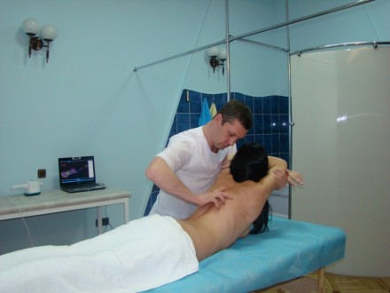 В нашей клинике массаж выполняет врач – реабилитолог с высшим медицинским образо. . фото 2