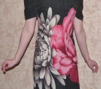 Очень красивое платье, в реале спокойный серый цвет, цветы бордово-розовые с бел. . фото 2