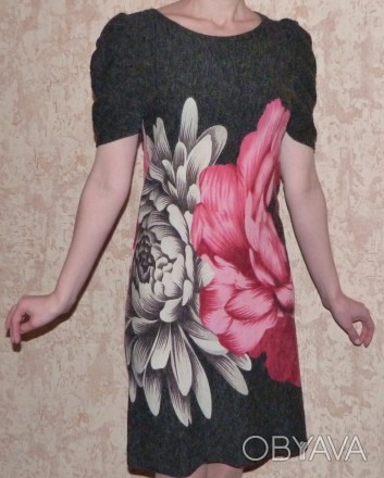 Очень красивое платье, в реале спокойный серый цвет, цветы бордово-розовые с бел. . фото 1