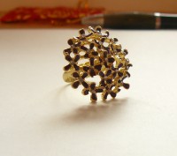 Новое золотистое кольцо с фиолетовыми цветами и камнями
Диаметр 3,3см
Смотрите. . фото 4