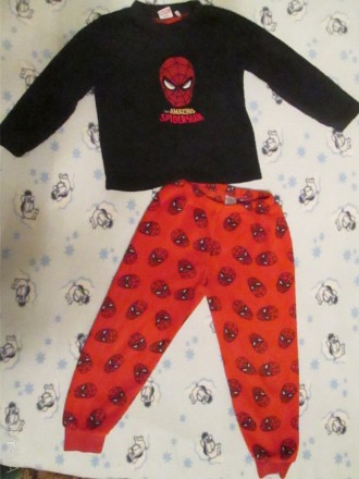 Красивая теплая пижамка для мальчика. Состоит из штанишек и кофточки с длинным р. . фото 1