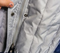 качественная куртка,удлиненная,капюшон не отстегивается,а натуральный мех на нем. . фото 4