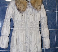 качественная куртка,удлиненная,капюшон не отстегивается,а натуральный мех на нем. . фото 2
