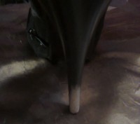 Замшевые сапоги требуют ремонта набоек и чистки.каблук 9 см платформа 2 см.. . фото 4