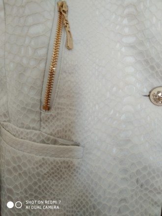 Новый красивый нарядный, ткань под кожу рептилии, с карманами, белый пиджак.. . фото 6