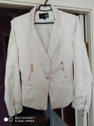 Новый красивый нарядный, ткань под кожу рептилии, с карманами, белый пиджак.. . фото 2