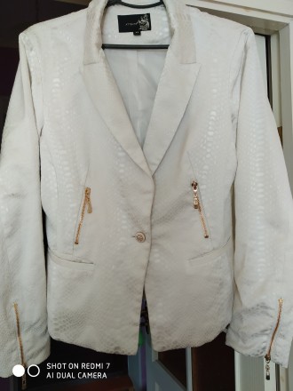 Новый красивый нарядный, ткань под кожу рептилии, с карманами, белый пиджак.. . фото 4