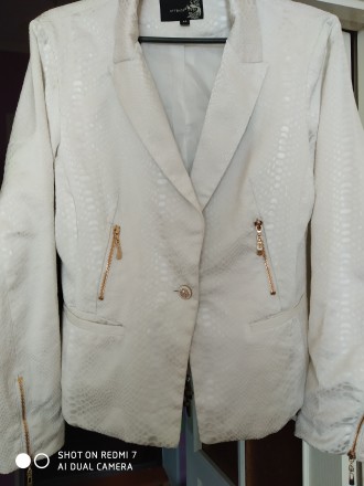 Новый красивый нарядный, ткань под кожу рептилии, с карманами, белый пиджак.. . фото 3