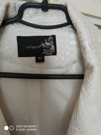 Новый красивый нарядный, ткань под кожу рептилии, с карманами, белый пиджак.. . фото 5