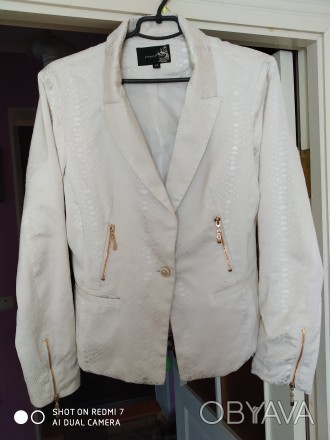 Новый красивый нарядный, ткань под кожу рептилии, с карманами, белый пиджак.. . фото 1