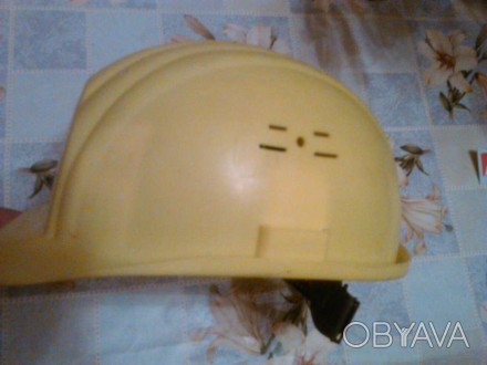Каска строительная: состояние - есть повреждение (на фото видно), цвет - желтый,. . фото 1