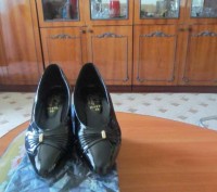 Туфли лаковые, черные, производство Италия, 40 размер, отличное состояние.. . фото 3
