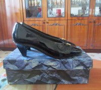 Туфли лаковые, черные, производство Италия, 40 размер, отличное состояние.. . фото 2
