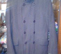 Элегантное демисизонное пальто серого цвета в мелкую полоску, 48 размера, на пуг. . фото 2