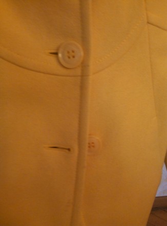 Пальто женское Benetton.
Цвет желтый. Размер 38 (по сетке Benetton).
Состояние. . фото 7