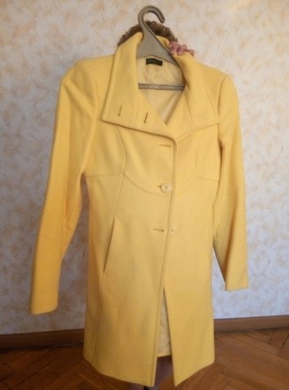 Пальто женское Benetton.
Цвет желтый. Размер 38 (по сетке Benetton).
Состояние. . фото 5