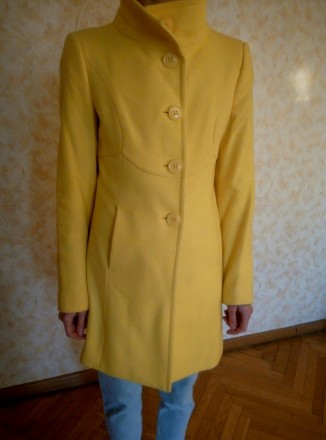 Пальто женское Benetton.
Цвет желтый. Размер 38 (по сетке Benetton).
Состояние. . фото 3