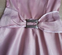 Модель   ПЛ-23. Нарядное платье цвета чайной розы с красиво оформленным поясом с. . фото 2