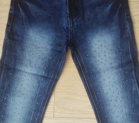 Модель Ш-69. Голубые "потертые" джинсы, украшены мелкими стразами.  
 Производс. . фото 3