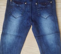 Модель Ш-69. Голубые "потертые" джинсы, украшены мелкими стразами.  
 Производс. . фото 5
