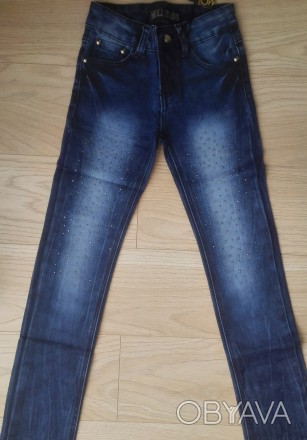 Модель Ш-69. Голубые "потертые" джинсы, украшены мелкими стразами.  
 Производс. . фото 1