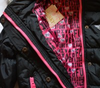 Куртка пуховик на девочку.
Цвет: черный с розовым.
Материал полиэстер.
Размер. . фото 5