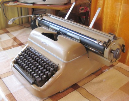 Німецька друкарська машинка у відмінному стані, повністю робоча.
Вироблена: 196. . фото 3