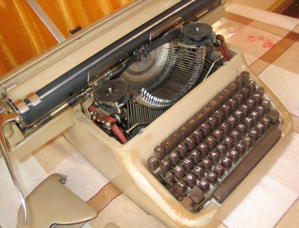 Німецька друкарська машинка у відмінному стані, повністю робоча.
Вироблена: 196. . фото 5