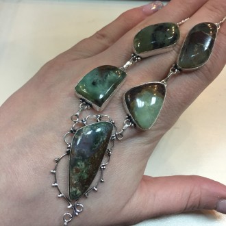 Предлагаем Вам купить красивое ожерелье с природным камнем хризопраз в серебре.
. . фото 3