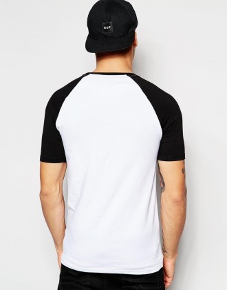 Черно-белая трикотажная мужская футболка с рукавами "реглан".. . фото 3
