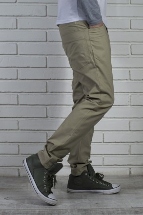 Мужские брюки чинос из приятной к телу хлопковой ткани. 4 вместительных кармана.. . фото 4
